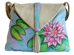 Plants:beatrix leder lamm seerose 
                    wasser teich blau lila rosa rot grün tasche 
                    handtasche unikat bemalt malerei handbemalt von hand bemalt, 
                    bei klick wird lightbox gestartet